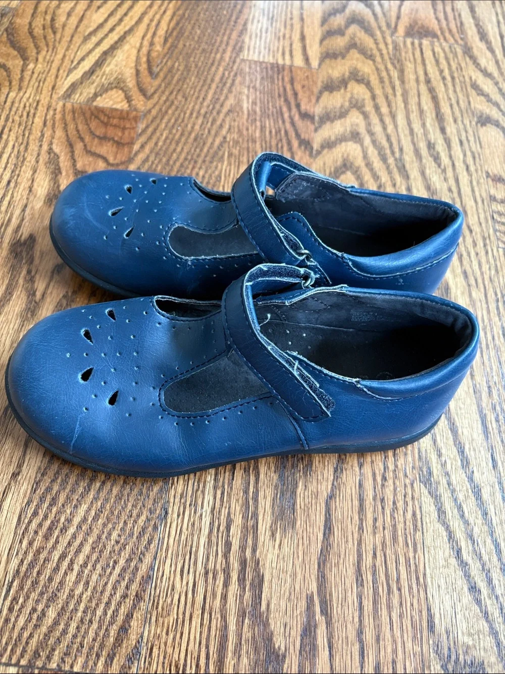 L'Amour girls navy blue with cutout pattern t-strap Mary Jane shoes, size 11.